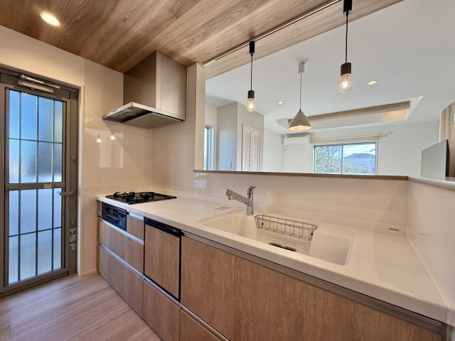 中央区楊子町のキッチン|広々としたキッチンで、木目調が優しい空間を演出しています！