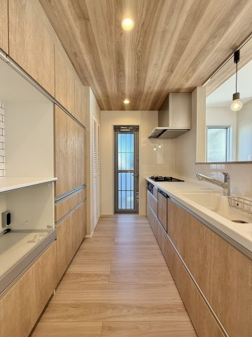 中央区楊子町のキッチン|売主様がきれいにお使いになっており、キッチンもとても良い状態です！カップボード（食器棚）もついていますよ♪