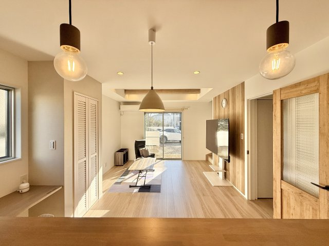 中央区楊子町の居間・リビング|キッチンからはリビング全体が良く見渡せる間取りになっています！食事の支度をしながらご家族とのコミュニケーションが楽しめます！