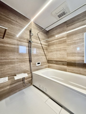 中央区楊子町の浴室|木目調のアクセントパネルがおしゃれな浴室です。