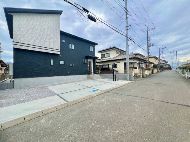 吉井町長根の前面道路含む現地写真|間口も広く駐車も焦らずにできます♪