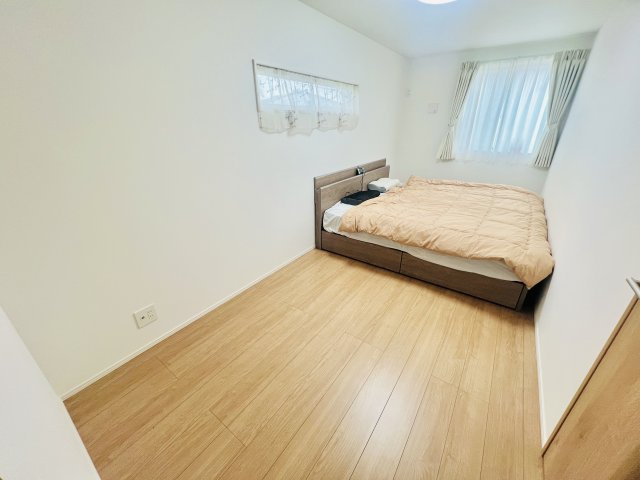 太田市下小林町の洋室|主寝室はWIC付き◎ダブルベッドを設置してもゆとりのある空間♪