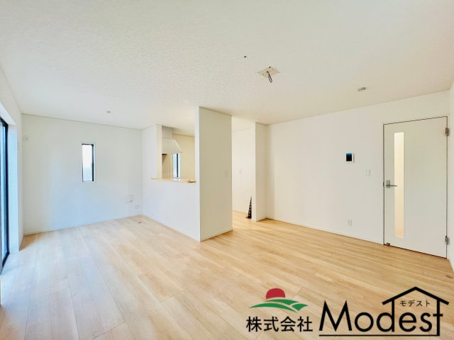 太田市下田島町の居間・リビング|16.2帖のリビングは、家具の配置も考えやすいです◎