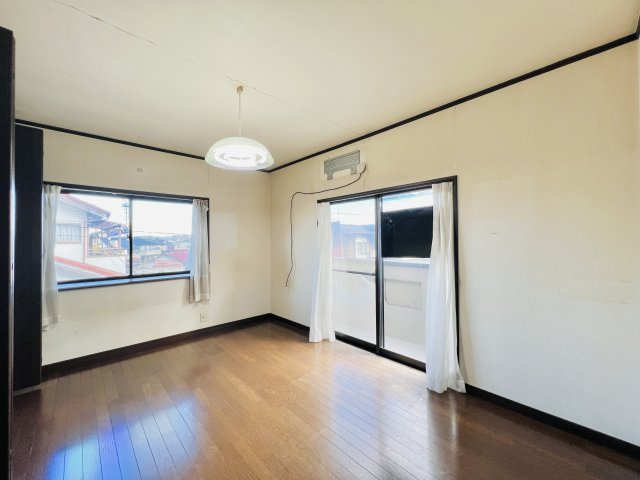 太田市台之郷町の洋室|バルコニーへも行き来できる洋室
