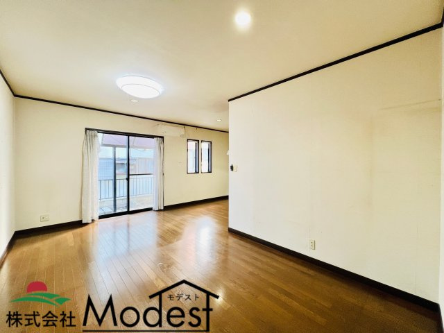 太田市台之郷町の居間・リビング|明るい日差しが差し込むLDK