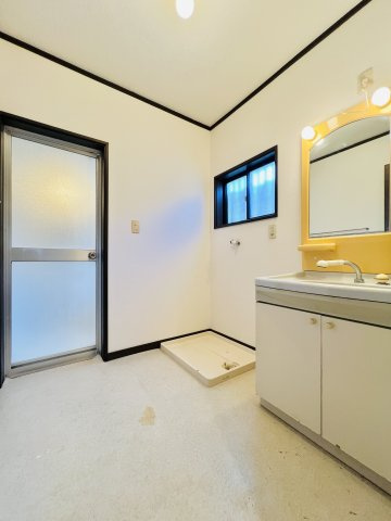 太田市台之郷町の独立洗面台|洗濯機を設置してもゆとりのある洗面脱衣所