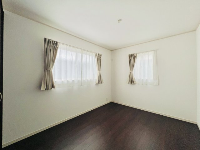 太田市由良町の洋室|2面採光で日当たり風通し良好♪