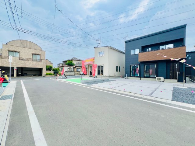 太田市由良町の前面道路含む現地写真|前面道路、敷地内で駐車も楽々♪
