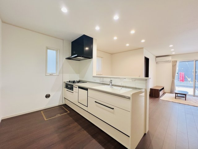 太田市由良町のキッチン|収納も充実のキッチンは、作業スペースも広々♪