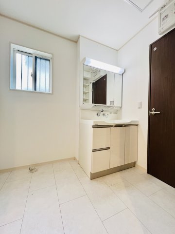 太田市由良町の独立洗面台|洗濯機や収納棚を設置してもゆとりのある洗面脱衣所◎