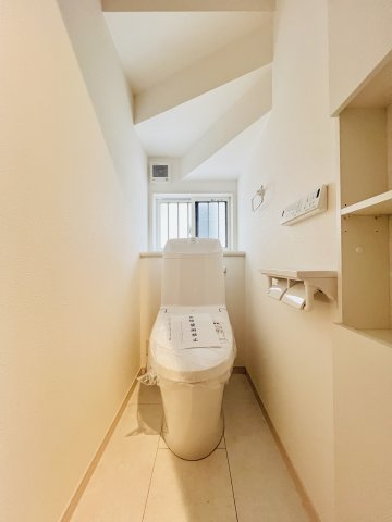 太田市由良町のトイレ|便利な壁収納付きトイレ◎