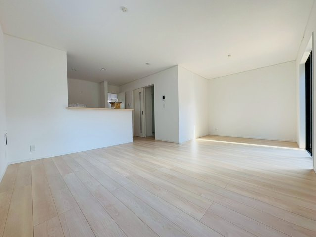 高知市長浜 第1　新築戸建て の居間・リビング|※写真はイメージです。キッチンから家族の様子が見える安心設計。