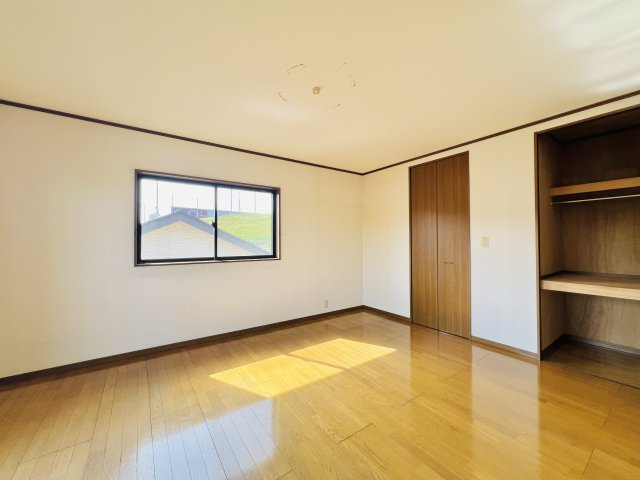 太田市緑町の洋室|10帖の洋室は、大きなベッドを設置してもゆとりのある空間♪