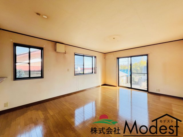 太田市緑町の居間・リビング|18帖リビングは、窓も多く明るい日差しが差し込みます♪