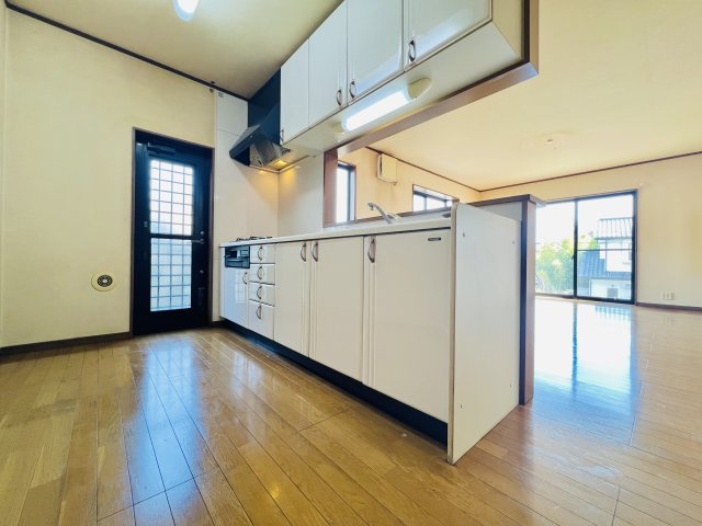 太田市緑町のキッチン|ゴミ捨てにも便利な勝手口付きのキッチン♪