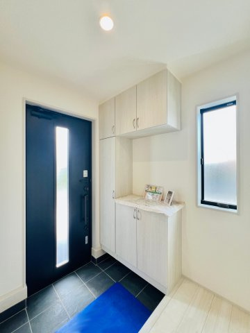 太田鶴生田町の玄関|大容量シューズボックス付きの玄関。