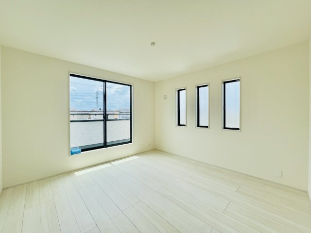 太田鶴生田町の洋室|ゆったりとした広さを確保した8.75帖の主寝室。
WIC付きでお部屋もスッキリと♪