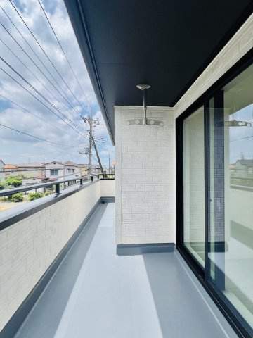 太田鶴生田町のバルコニー|横長のバルコニーは、趣味の時間も楽しめます♪