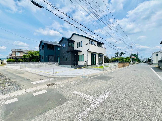 太田鶴生田町の前面道路含む現地写真|間口も広く駐車も楽々♪