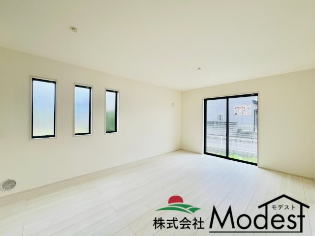 太田鶴生田町の居間・リビング|窓も多く明るい日差しが差し込むリビング♪