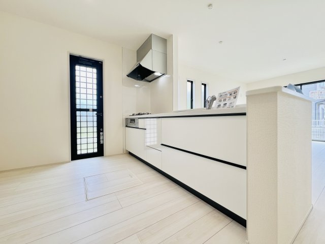 太田鶴生田町のキッチン|作業スペースも広いキッチンは、お料理も快適に♪
便利な勝手口ドア付き！