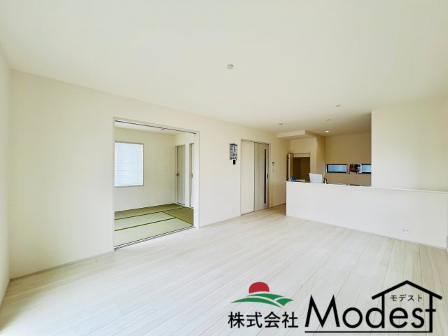 太田鶴生田町の居間・リビング|家具の配置も考えやすく、ご家族も自然と集まるリビング♪