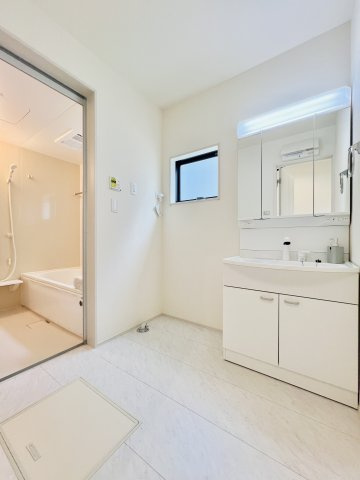 太田鶴生田町の独立洗面台|明るい洗面脱衣所は、鏡の裏も収納付き♪