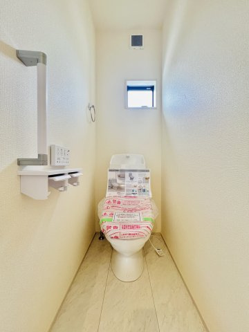 太田鶴生田町のトイレ|清潔感のあるシンプルなトイレ。
1・2階に完備。