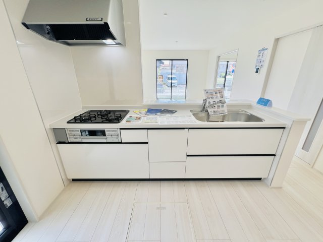 太田鶴生田町のキッチン|収納も充実の対面式キッチンでご家族との会話も弾みます♪