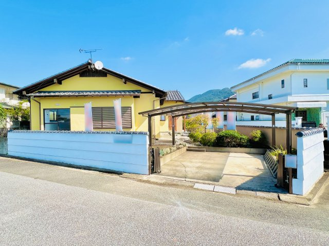 桐生市川内町2丁目の外観|敷地広々85坪で駐車スペースを確保しながら、お庭のスペースも◎