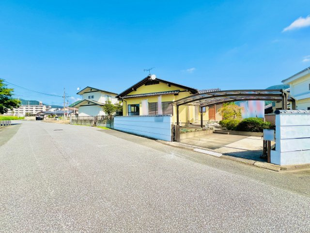 桐生市川内町2丁目の前面道路含む現地写真|前面道路も広々で、生活しやすい平屋建て◎
