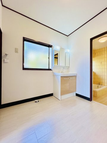 桐生市川内町2丁目の洗面所|洗濯機や収納棚を設置してもゆとりのある空間◎廊下とキッチンとも繋がり、家事動線も便利◎