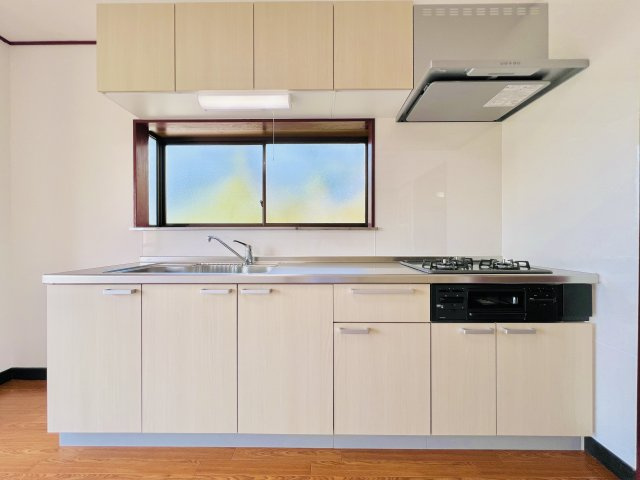 桐生市川内町2丁目のキッチン|収納力豊富のキッチンは、新品交換済み♪作業スペースも広くお料理時間も快適に♪