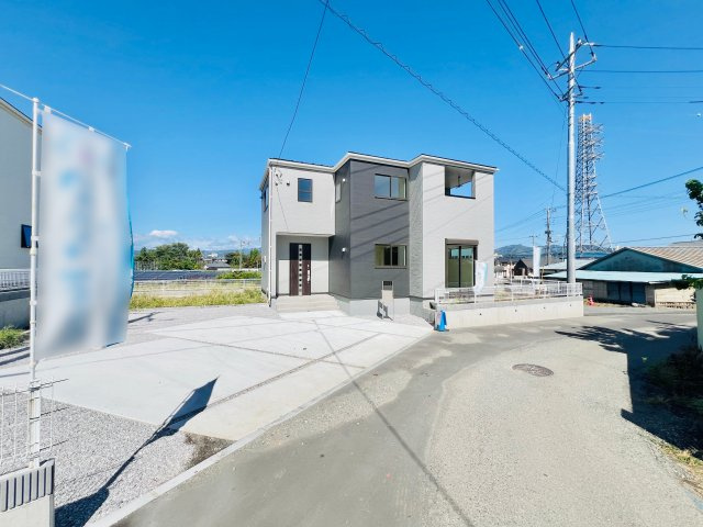 桐生広沢町の前面道路含む現地写真|間口も広く駐車も楽々♪