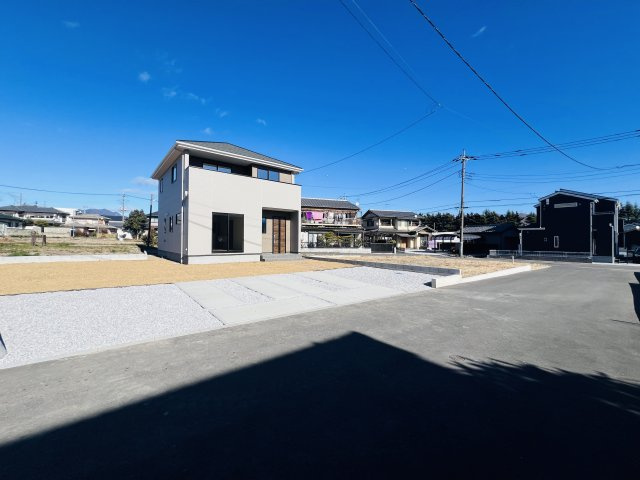 渋川市石原の前面道路含む現地写真|前面道路広々で駐車も楽々♪