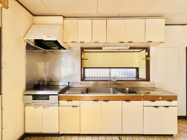 渋川市金井のキッチン|収納も充実ですっきり片付くキッチン