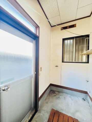 渋川市金井の内装|キッチン横には、勝手口があるので、ゴミ出しなどにも便利◎