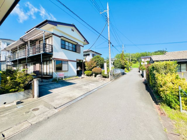 渋川市金井の前面道路含む現地写真|閑静な住宅地