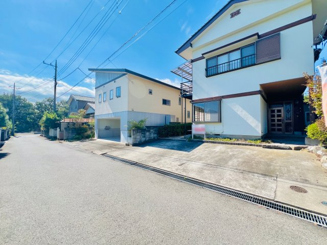 渋川市金井の前面道路含む現地写真|並列３台分駐車可能◎