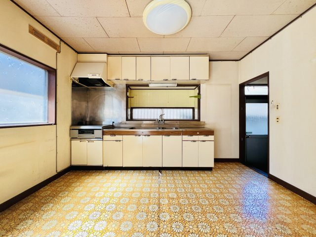 渋川市金井のキッチン|作業スペースも広いキッチンは、ダイニングテーブルも置ける広さ◎