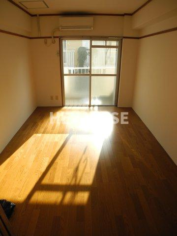 ベルメゾンの居間・リビング|※反転間取りのお部屋の画像です※現況を優先します