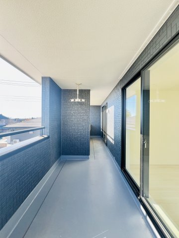 前橋堀越のバルコニー|２部屋から行き来できる横長のインナーバルコニー♪