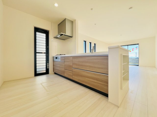 前橋堀越のキッチン|収納も充実で作業もしやすいキッチンは、ゴミ出しなどにも便利な勝手口付き◎