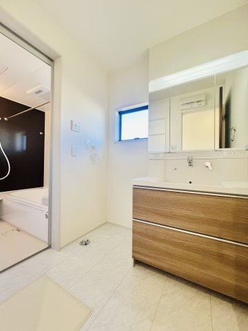 前橋堀越の独立洗面台|洗濯機や収納棚を設置してもゆとりのある洗面脱衣所♪