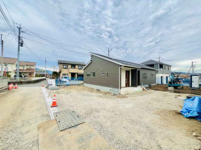 吉岡町漆原の前面道路含む現地写真|駐車スペース５台以上可◎