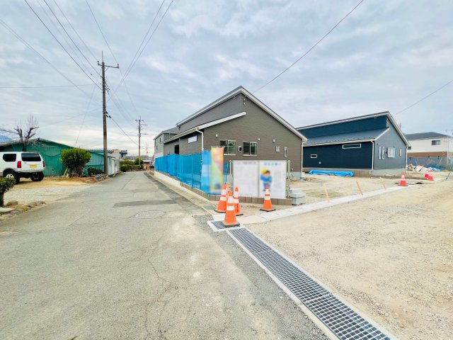 吉岡町漆原の前面道路含む現地写真|車の通りも少なく駐車も楽々♪