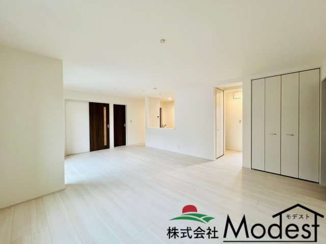 吉岡町漆原の居間・リビング|21.8帖のLDKは、ご家族も自然と集まる空間♪