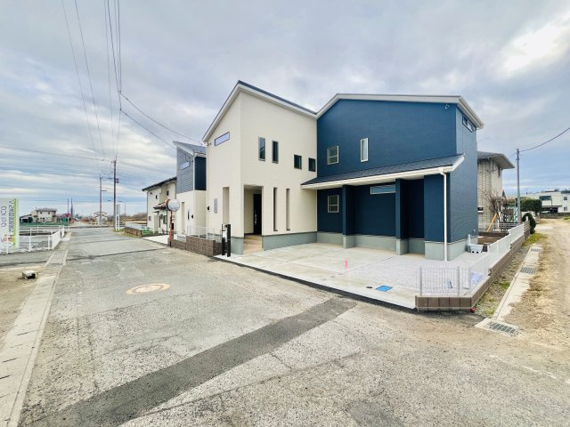 高崎市冷水町の前面道路含む現地写真|前面道路も広く、間口も広いので駐車も楽々◎