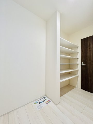 高崎上小鳥町の収納|パントリーは食器類や食材などもたっぷり収納可能♪