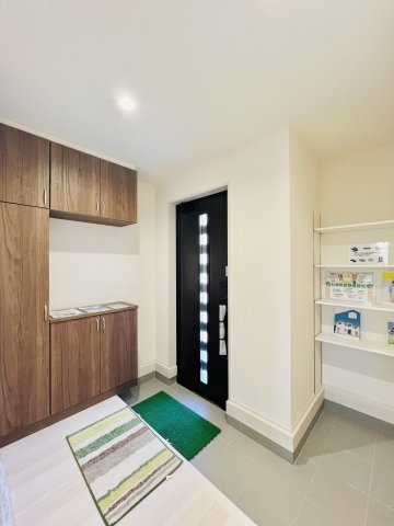 高崎上小鳥町の玄関|数人横並びになっても着脱もスムーズにできる広々とした玄関♪